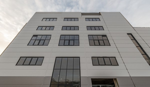 Фасадные работы завершаются в производственном комплексе в районе Люблино