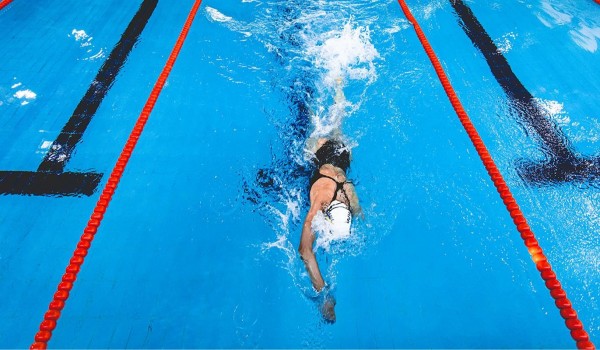 Жителям города рассказали, где в столице проводят бесплатные занятия по плаванию и аквааэробике