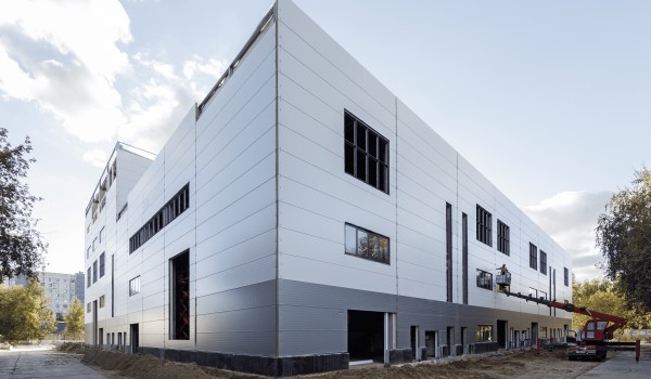 Фасады промышленного парка в районе Люблино оформят тончайшими металлическими панелями