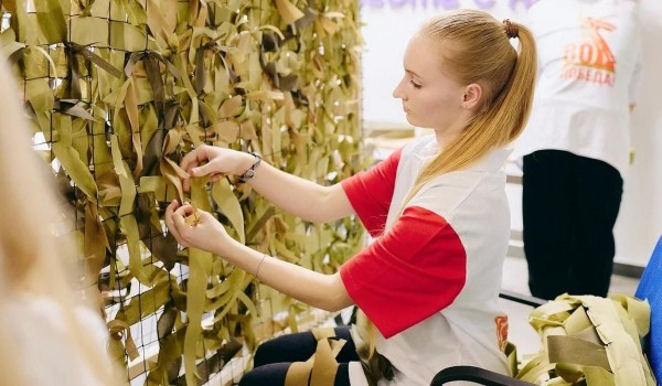 Москвичи вяжут теплую одежду и плетут маскировочные сети для бойцов СВО