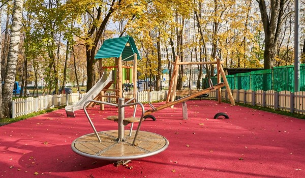 Территорию около центра госуслуг «Мои документы» благоустроили в Зюзине