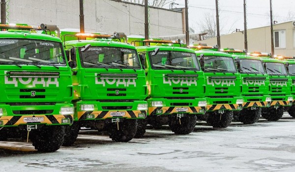 Восемь КамАЗов дорожного патруля ЦОДД готовы к зимнему сезону.