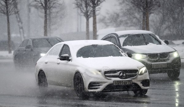 Горожан попросили выезжать только на зимней резине из-за дождя со снегом