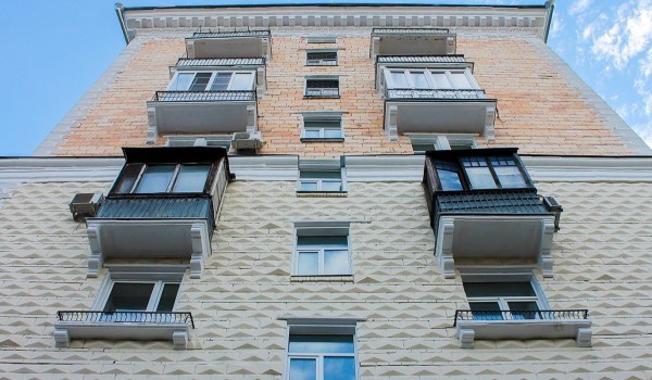 Специалисты капитально отремонтировали 90 домов в неоклассическом стиле на севере Москвы