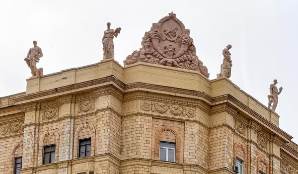 Завершена реставрация скульптуры «Наука и труд» на крыше Дома геологов