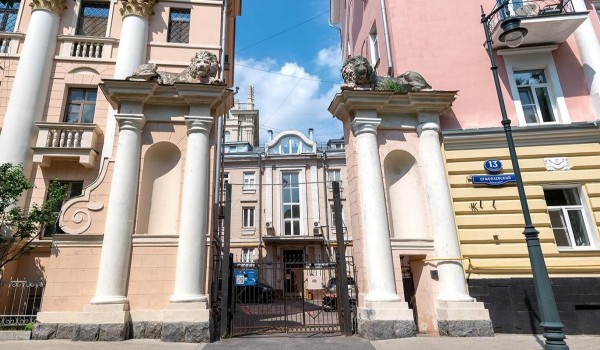 Началась реставрация скульптур львов на пилонах здания в Ермолаевском переулке