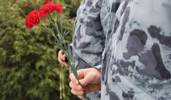 Сотрудники ОМОН «Авангард» столичного главка Росгвардии почтили память погибших товарищей в День ветеранов войск правопорядка