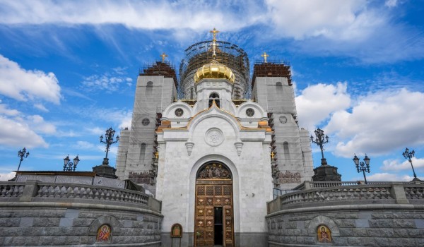 Надвратную колокольню храма Христа Спасителя обновили в Москве