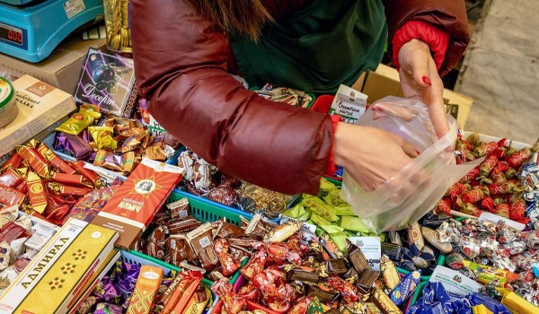 Участница московской ярмарки отправляет бойцам СВО продукты и детские письма