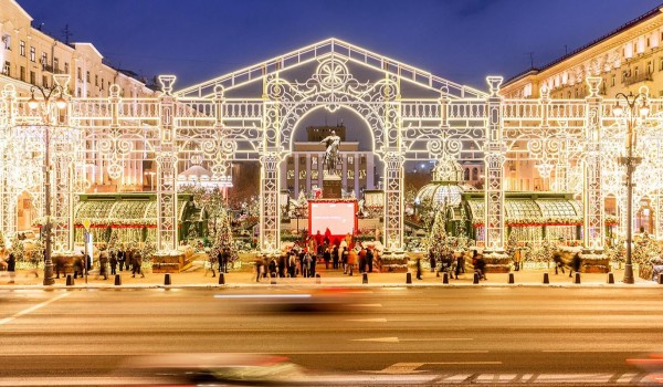Монтаж самой длинной новогодней арки в Москве завершается на Тверской площади