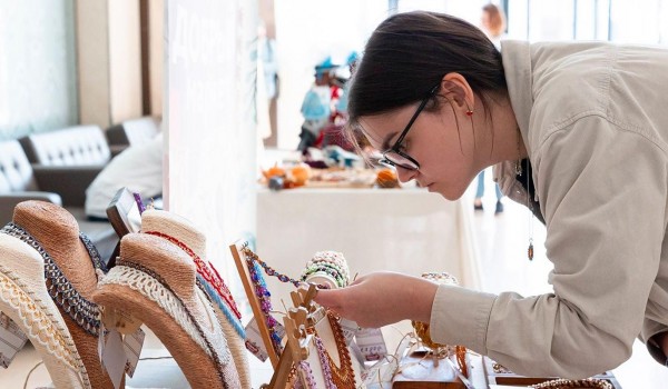 Мастера проекта «Московское долголетие» представят лучшие работы на маркете ко Дню матери