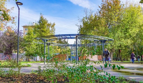 Специалисты привели в порядок парк «Автомобилист» в Савеловском районе