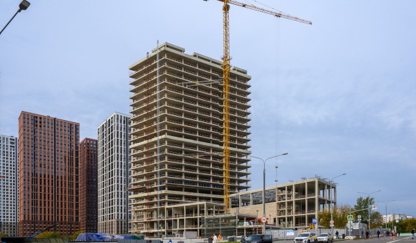 Облицовка фасадов началась в бизнес-центре в Обручевском районе