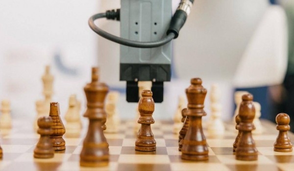 Столичный производитель создал робота-шахматиста