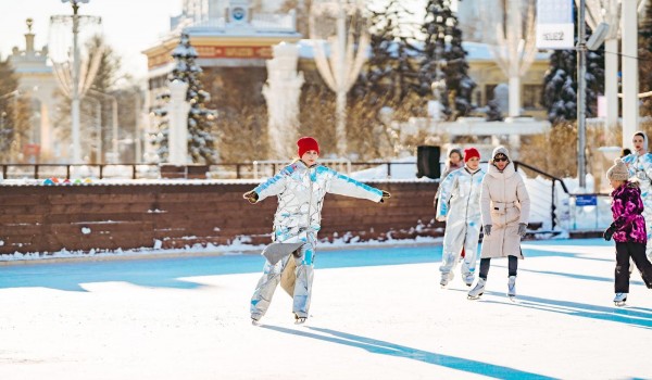 Утренние зарядки будут проводить зимой на катке ВДНХ
