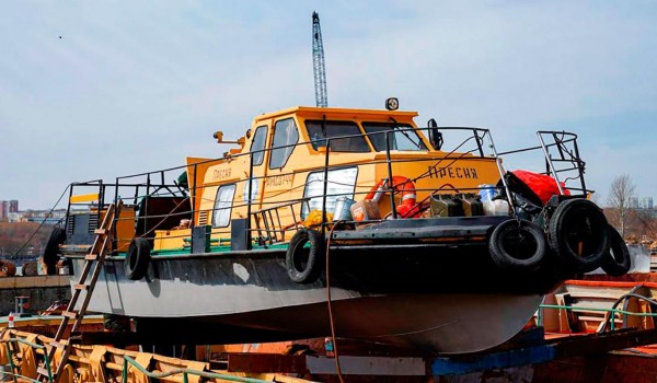 Столичный коммунальный флот начали готовить к новому сезону летней навигации