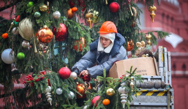 Украшение ели на Манежной площади