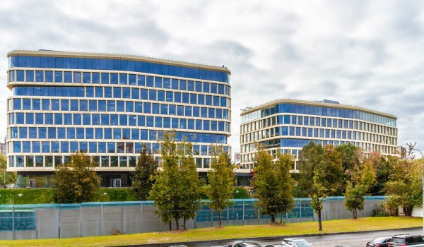 Остекление бизнес-центра с использованием ударопрочного покрытия завершили на западе столицы