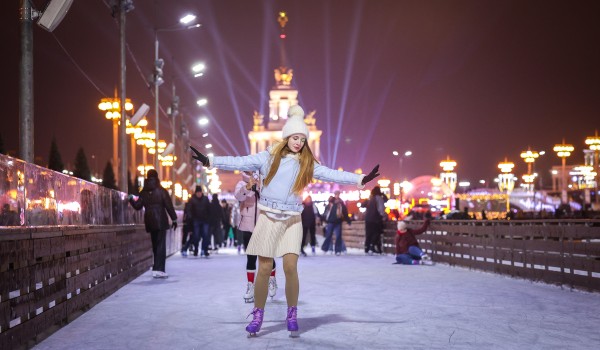 Один из крупнейших катков Москвы площадью более 20 тыс. кв. м торжественно открылся на ВДНХ