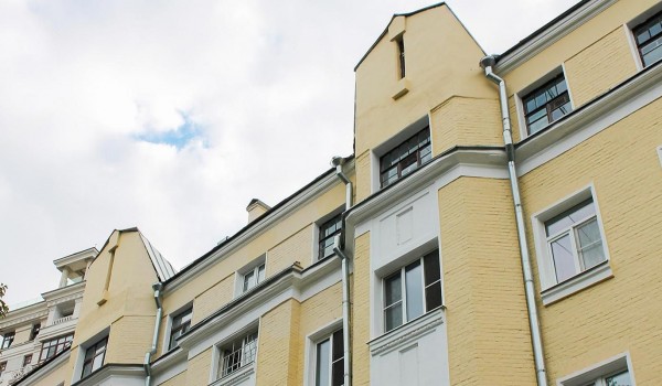 Семь домов с аттиками обновили в Москве
