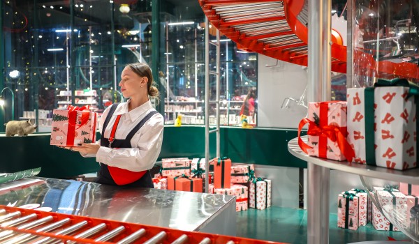 Арт-павильон «Фабрика подарков» проекта «Сделано в Москве» на Болотной площади