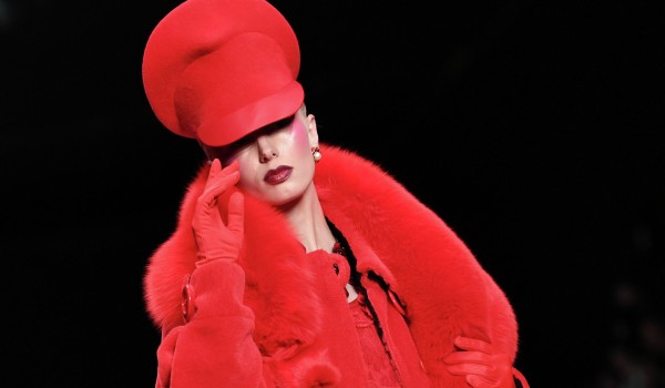 Стилист Лисовец назвал красный ключевым цветом новогоднего образа