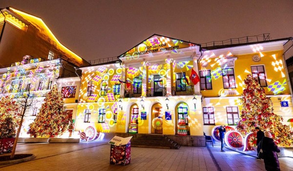 Новогоднее пространство открылось перед МГПУ на Садовой-Самотечной улице