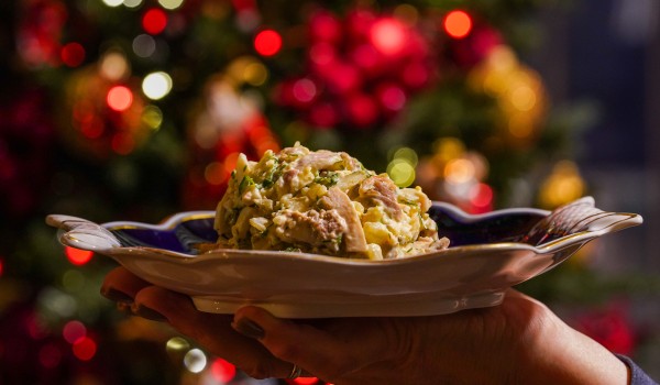 Новогоднее застолье без последствий. Врач — о том, как сделать праздничный стол на Новый год более полезным