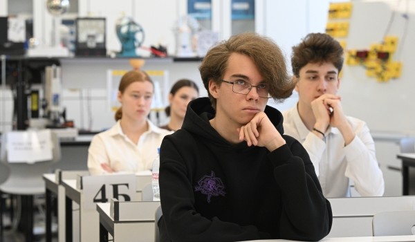 Контрольные работы в форме ЕГЭ для одиннадцатиклассников стартовали в Москве