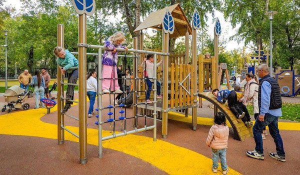 Тренажеры для спортсменов и детская площадка в экостиле появились в Милютинском саду