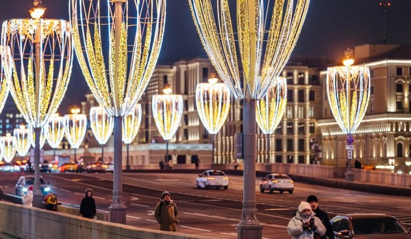 Столичные мосты украсили к Новому году