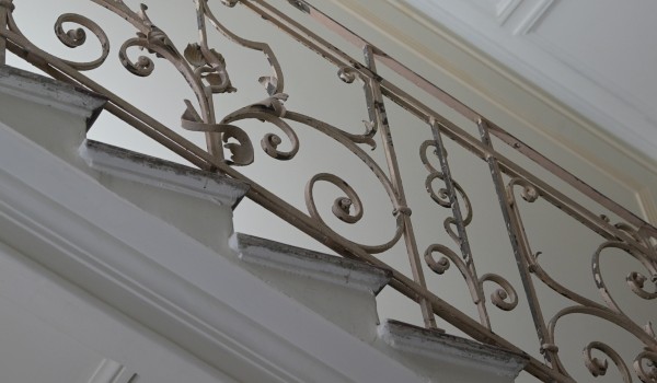 Лестничная клетка — не кладовка. Что делать при захламлении общих пространств в подъезде?