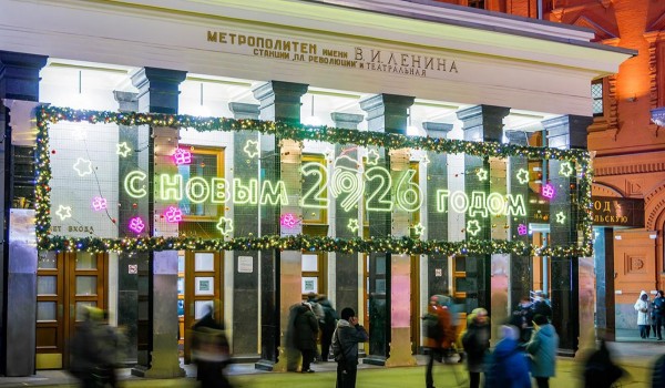 Станции Московского метро украшают к Новому году