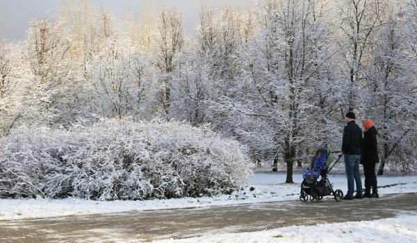 Синоптик Позднякова рекомендовала одеваться теплее во вторник в Москве