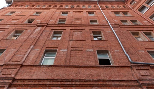 Фасадные работы начались в жилом доме на Софийской набережной