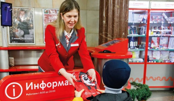 Более 20 тыс. подарков подготовили для детей на стойках «Живое общение» в метро