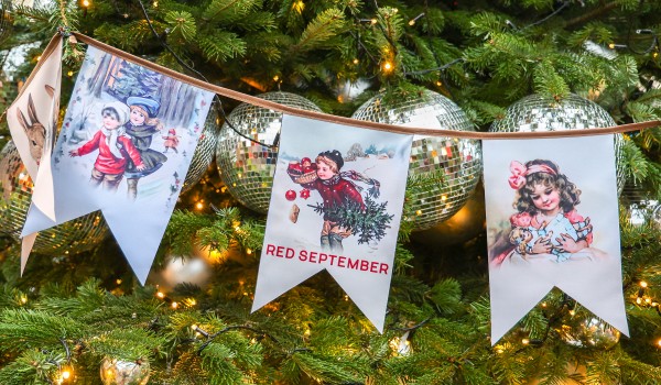 Выставка дизайнерских елей у ЦУМа в рамках фестиваля «Путешествие в Рождество»