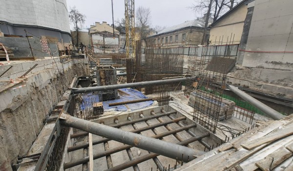 Устройство фундаментной плиты завершили на стройплощадке общежития Центральной музыкальной школы