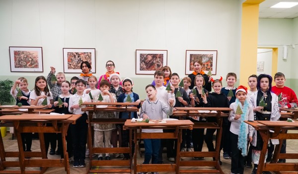 Школьники с нарушениями ОДА получили в подарок к Новому году регулируемые парты от МОСГОРТУРа