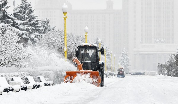 Работы по уборке снега продолжаются во всей Москве
