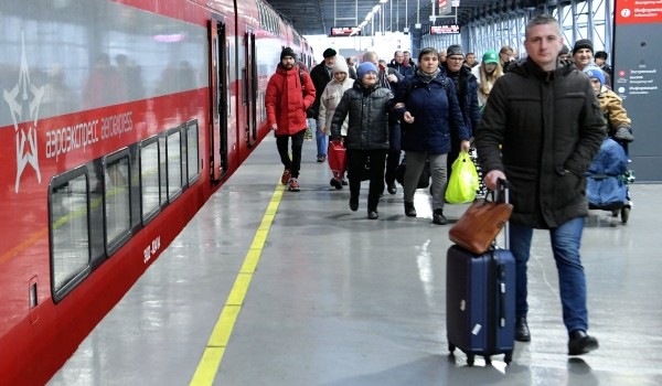 Новогодние поздравления от российских актеров звучат в поездах «Аэроэкспресса»