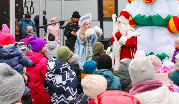 Новогодние елки для детей участников СВО провели на северо-западе Москвы