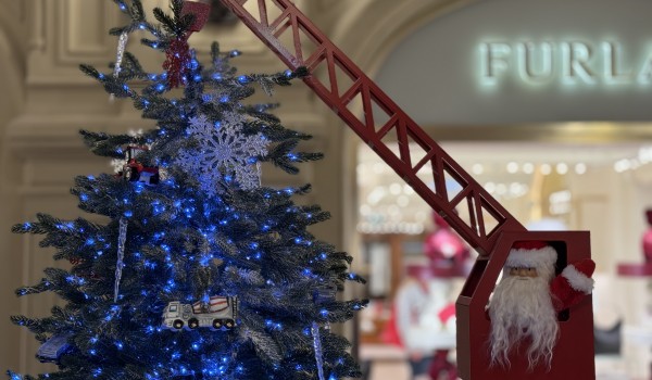 Департамент градостроительной политики установил елку в ГУМе и принял участие в оформлении катка