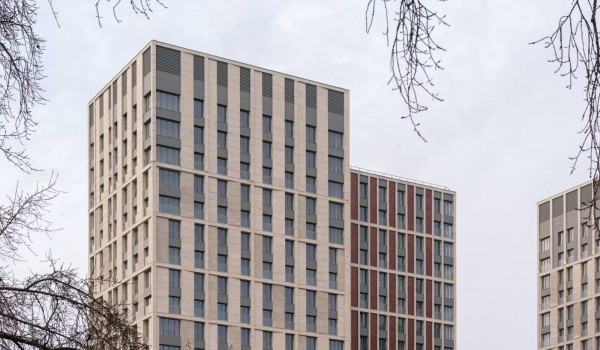 Фасадные работы завершили в двух корпусах жилого комплекса в районе Аэропорт