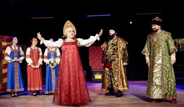 Дед Мороз со Снегурочкой поздравили детей участников СВО Пресненского района