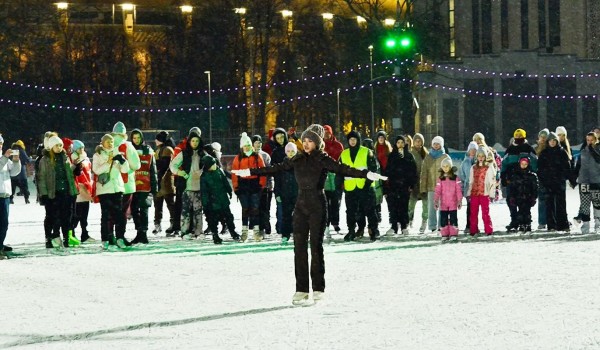 Мастер-классы знаменитых фигуристов продолжаются на спортивном катке в «Лужниках»