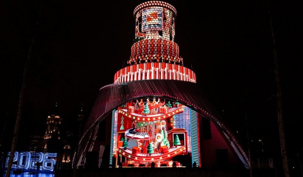 «Матрешка Москвы» в парке «Зарядье» продолжает рассказывать о новогодних традициях страны