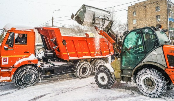 Городские службы непрерывно устраняют последствия снегопада в столице