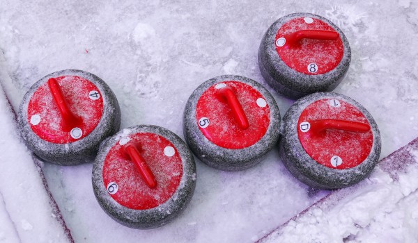 Новогодний керлинг на Школьной улице