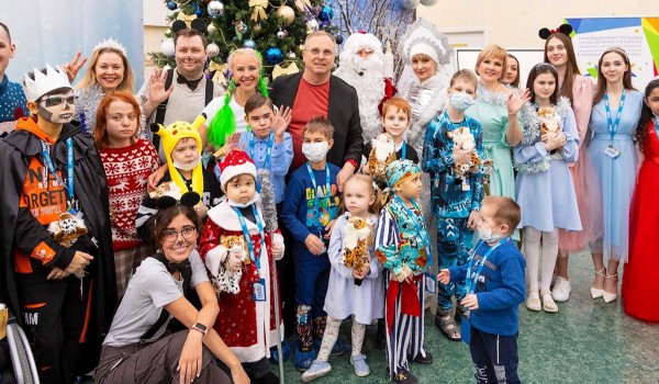 Новогодние представления прошли в госпитальных школах Москвы